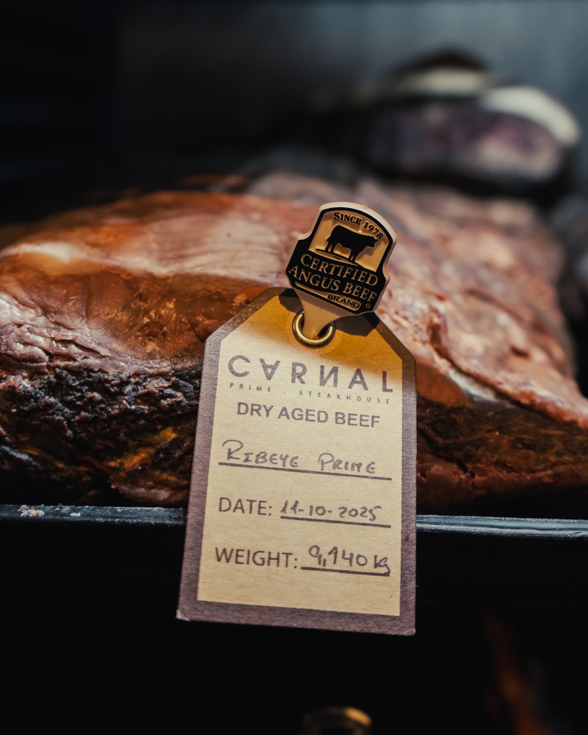 Etiqueta Carnal Dry Aged Beef sobre el corte