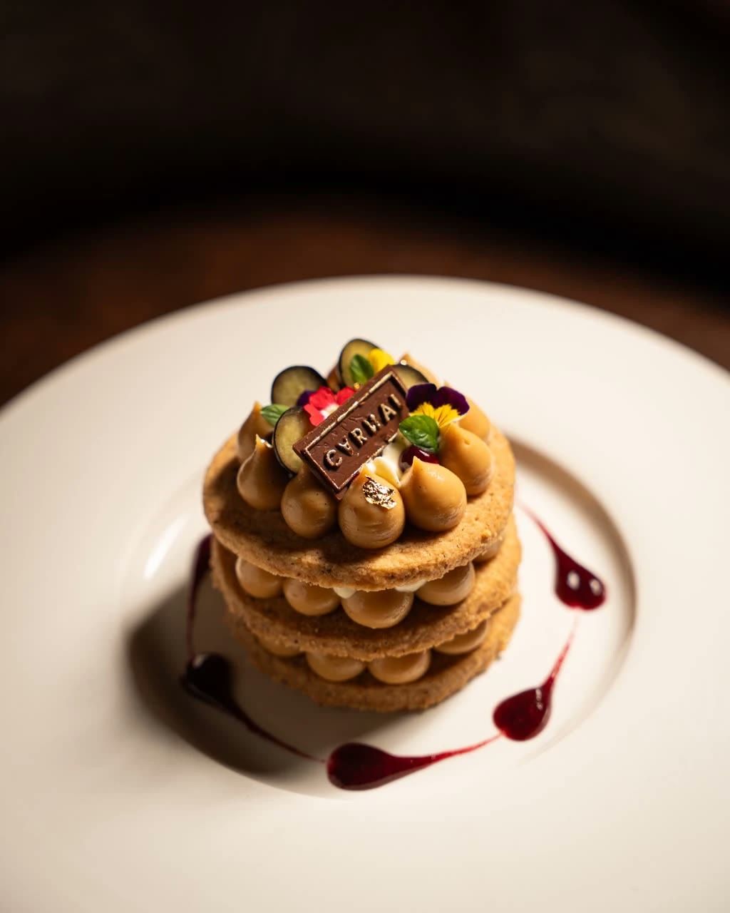Postre de la casa con placa de chocolate Carnal